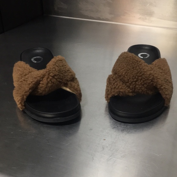 New WB Woman’s Journee Collection Brown Fuzzy Slide Sandals - Picture 2 of 5